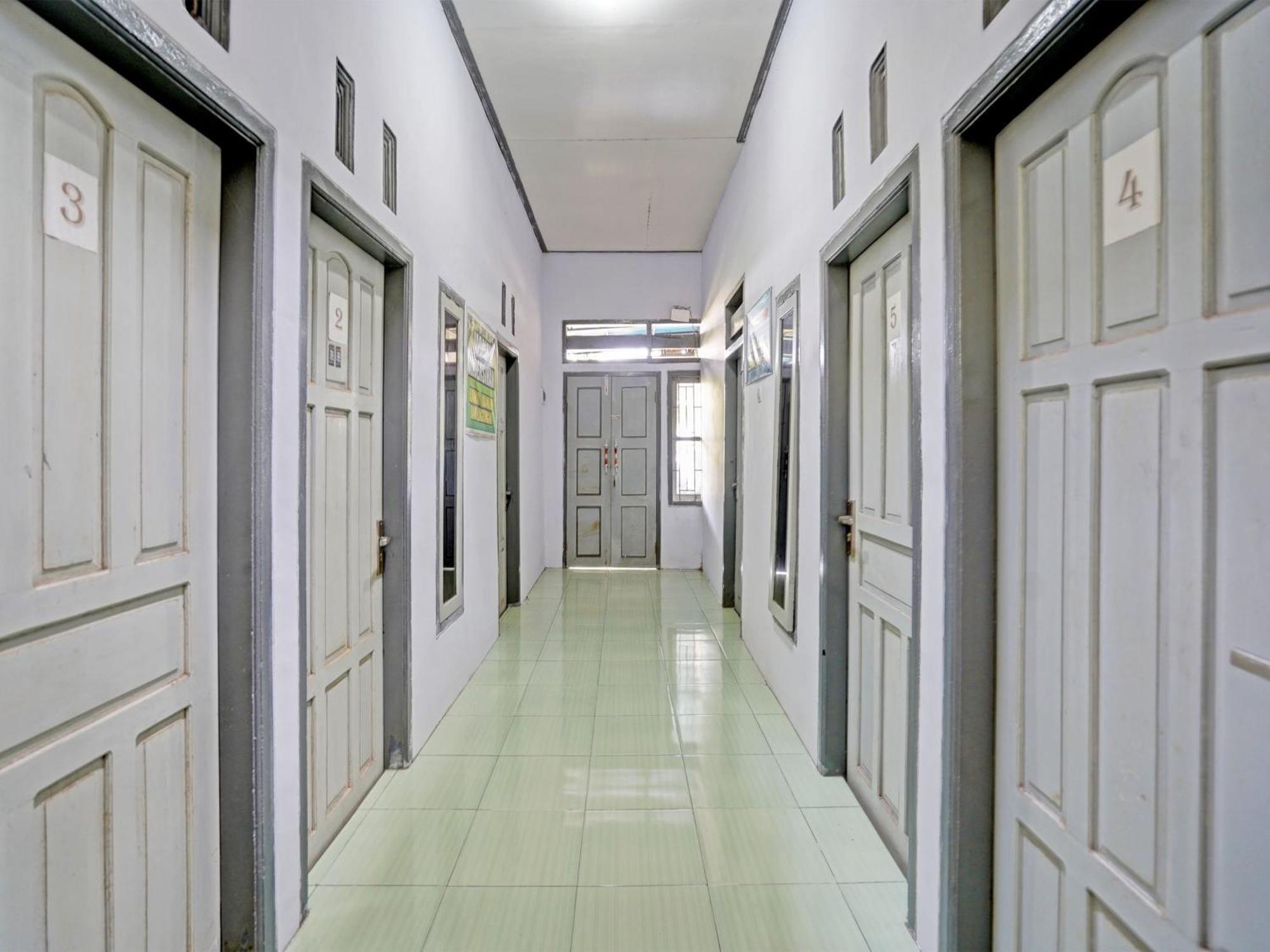 Отель Oyo Life 92937 Kost Putri Sarkara Syariah Баньюванги Экстерьер фото