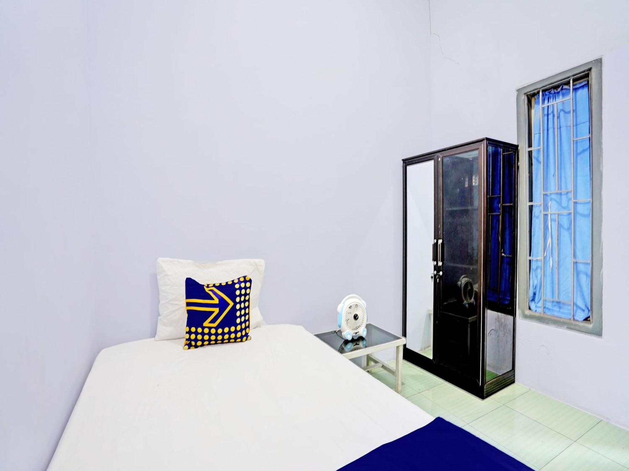 Отель Oyo Life 92937 Kost Putri Sarkara Syariah Баньюванги Экстерьер фото
