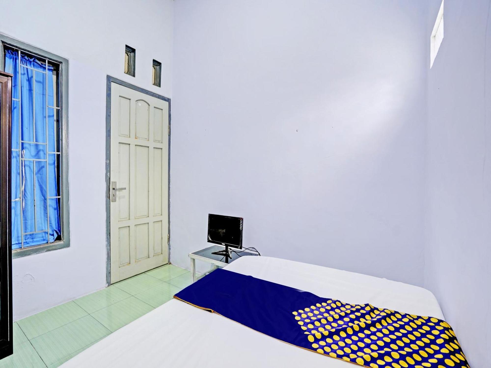 Отель Oyo Life 92937 Kost Putri Sarkara Syariah Баньюванги Экстерьер фото