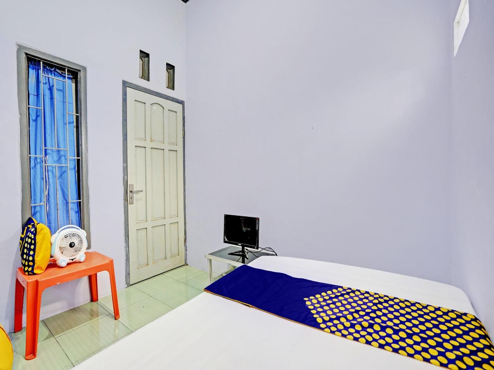 Отель Oyo Life 92937 Kost Putri Sarkara Syariah Баньюванги Экстерьер фото