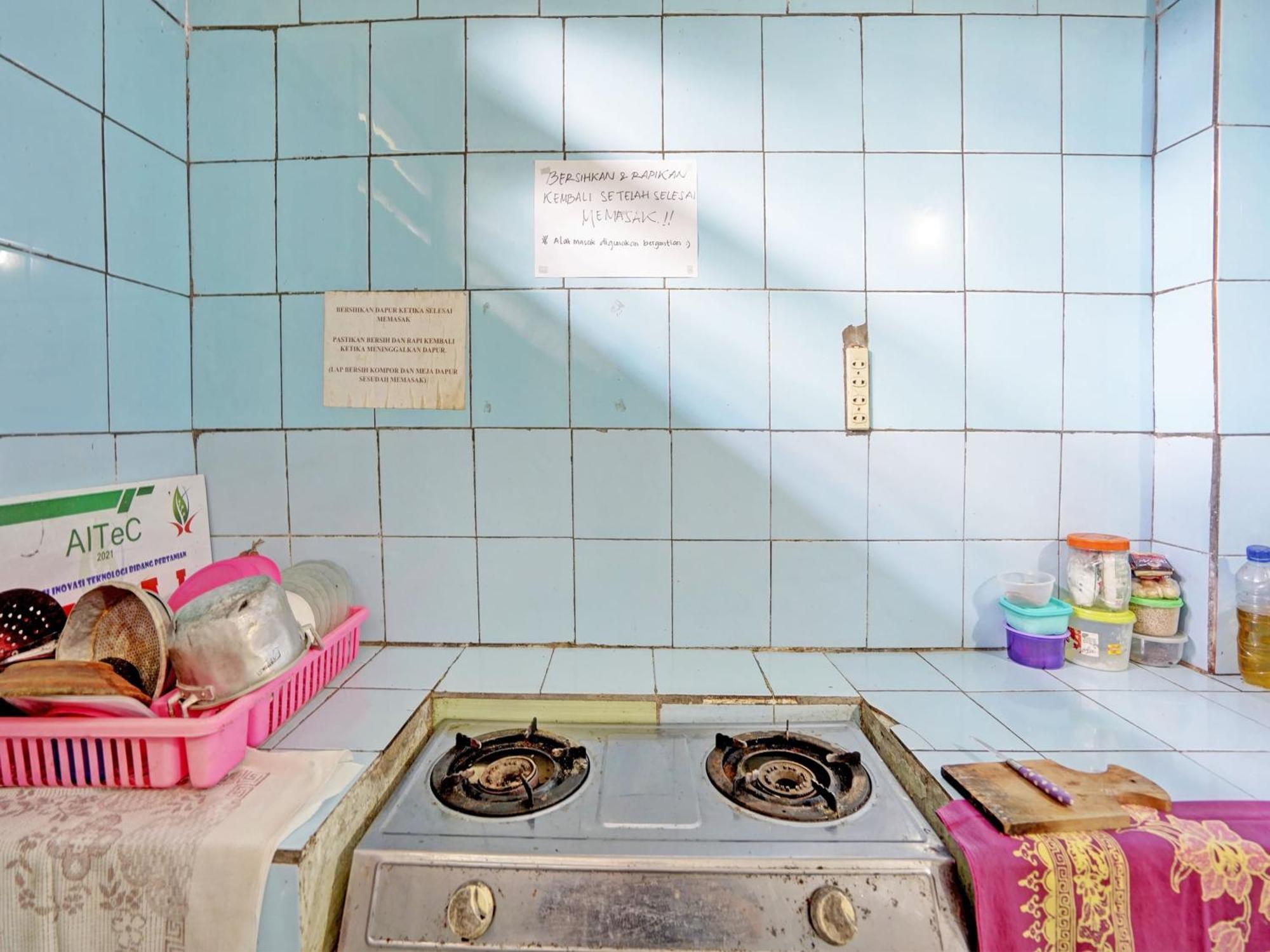 Отель Oyo Life 92937 Kost Putri Sarkara Syariah Баньюванги Экстерьер фото