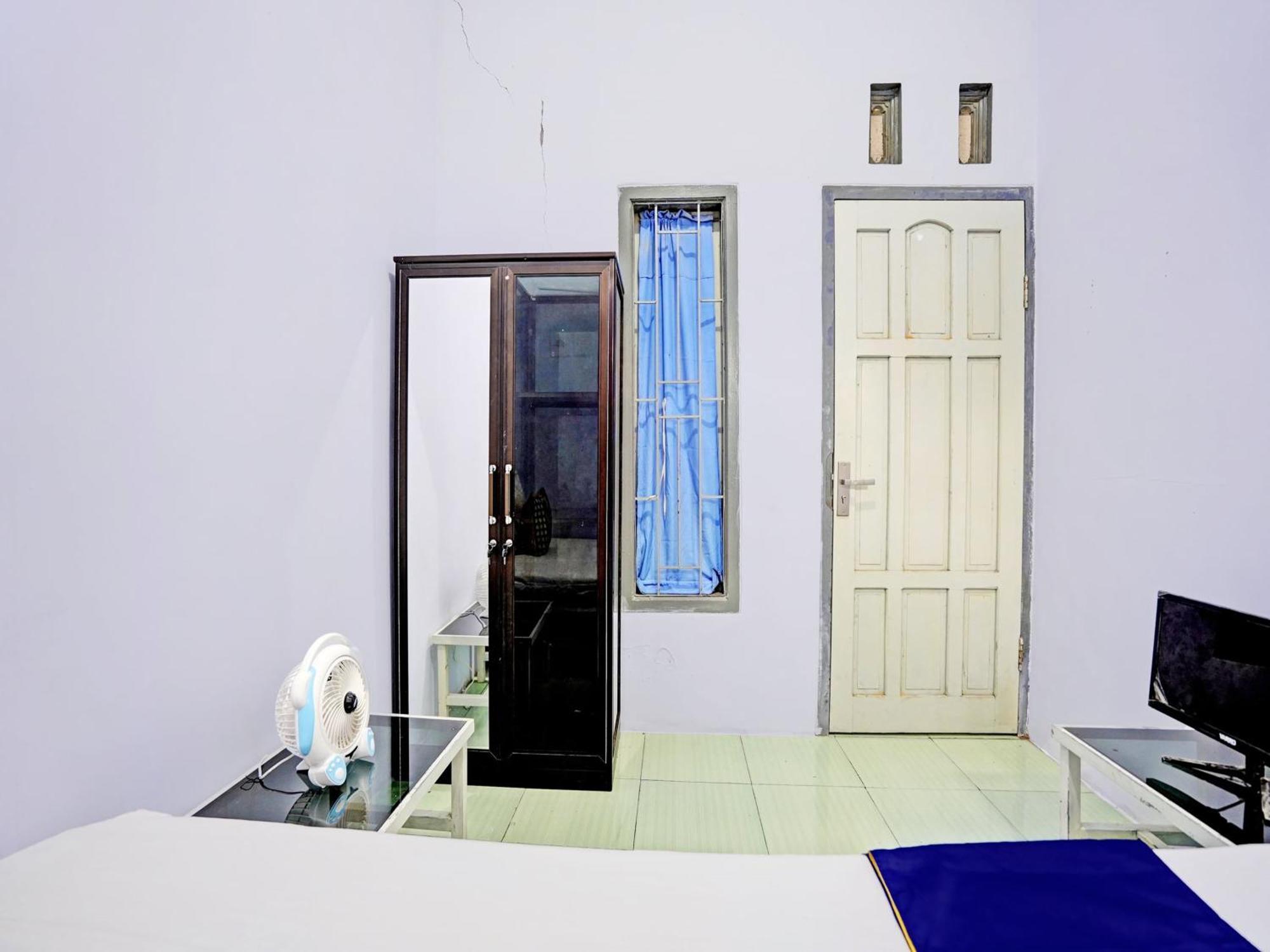 Отель Oyo Life 92937 Kost Putri Sarkara Syariah Баньюванги Экстерьер фото