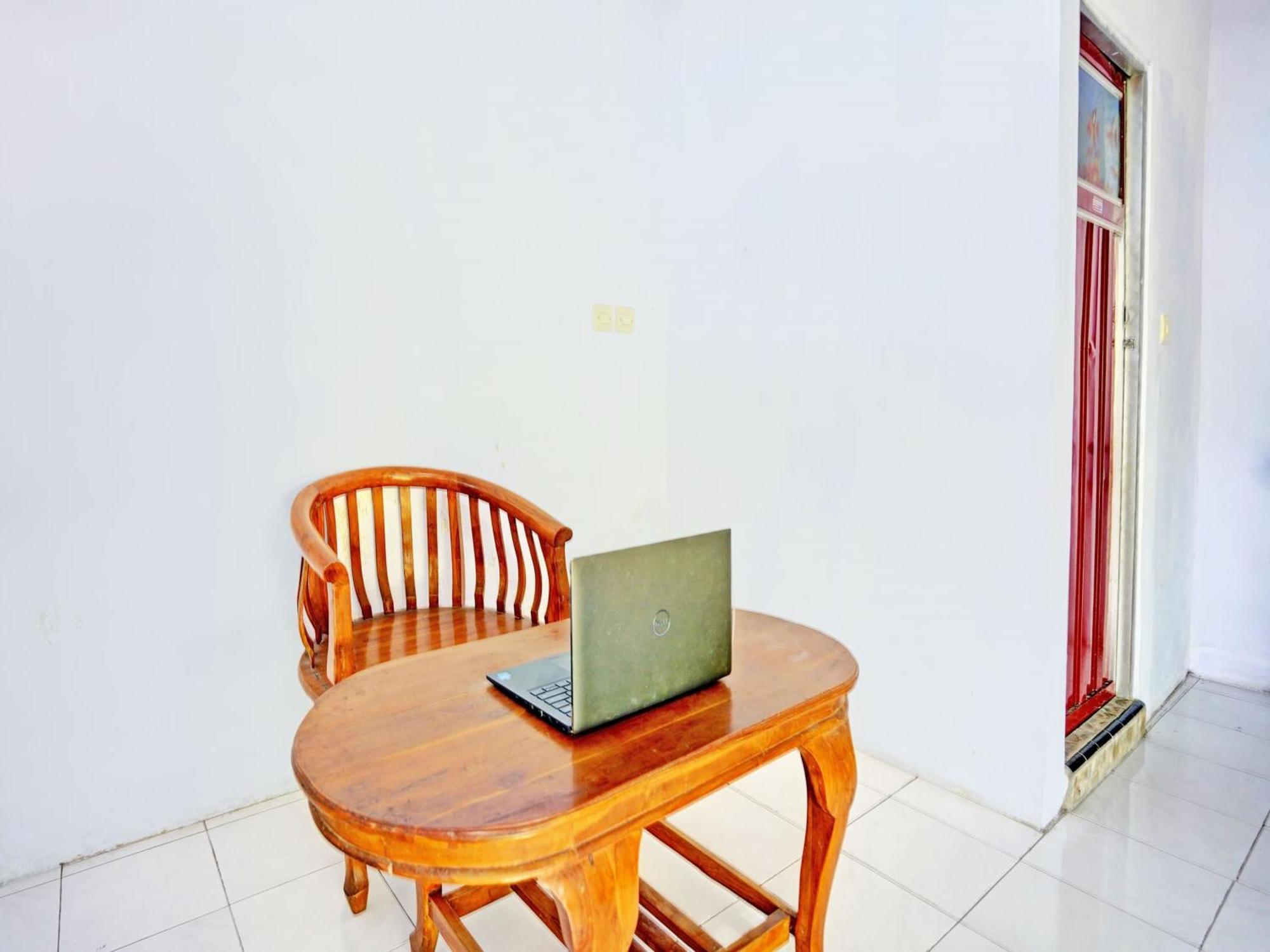 Отель Oyo Life 92937 Kost Putri Sarkara Syariah Баньюванги Экстерьер фото