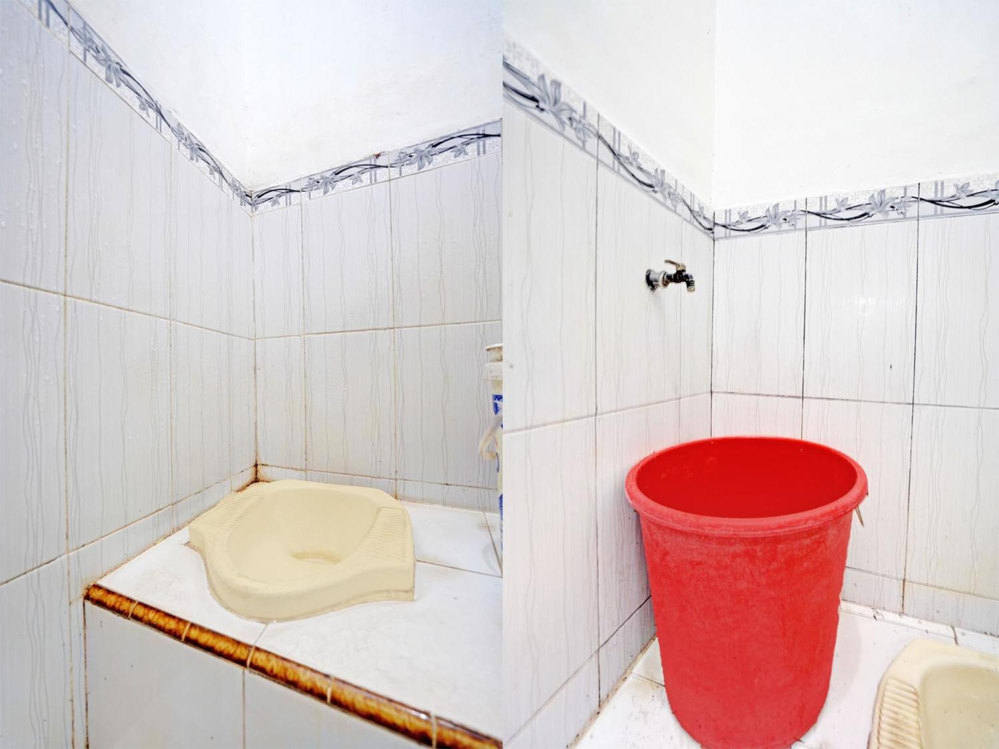 Отель Oyo Life 92937 Kost Putri Sarkara Syariah Баньюванги Экстерьер фото