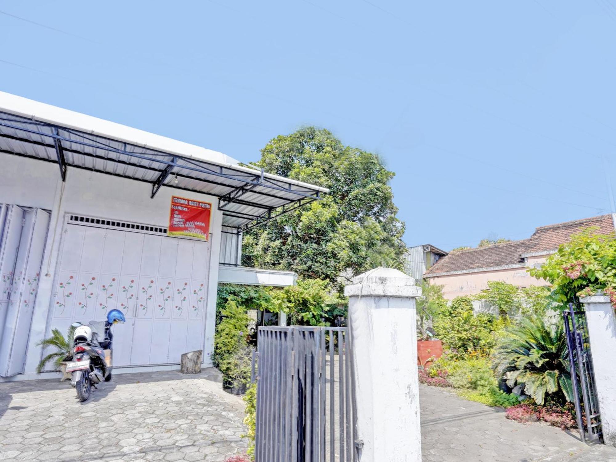 Отель Oyo Life 92937 Kost Putri Sarkara Syariah Баньюванги Экстерьер фото