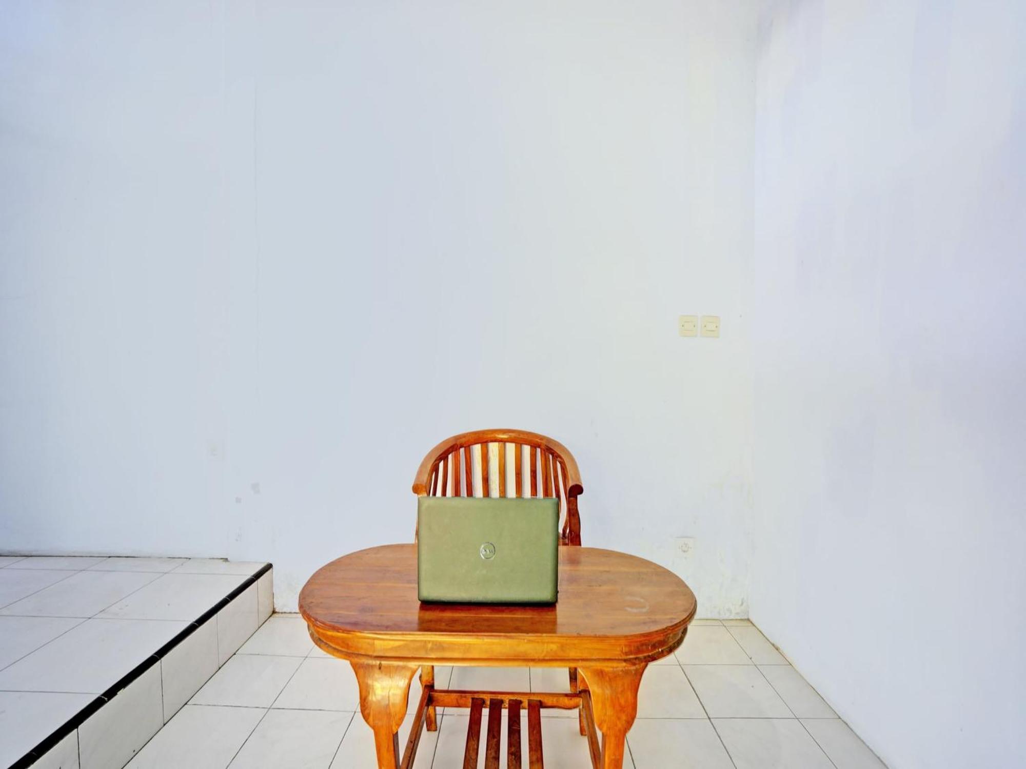 Отель Oyo Life 92937 Kost Putri Sarkara Syariah Баньюванги Экстерьер фото