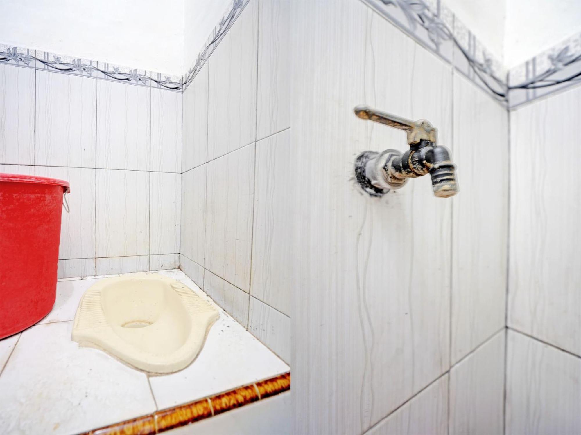 Отель Oyo Life 92937 Kost Putri Sarkara Syariah Баньюванги Экстерьер фото