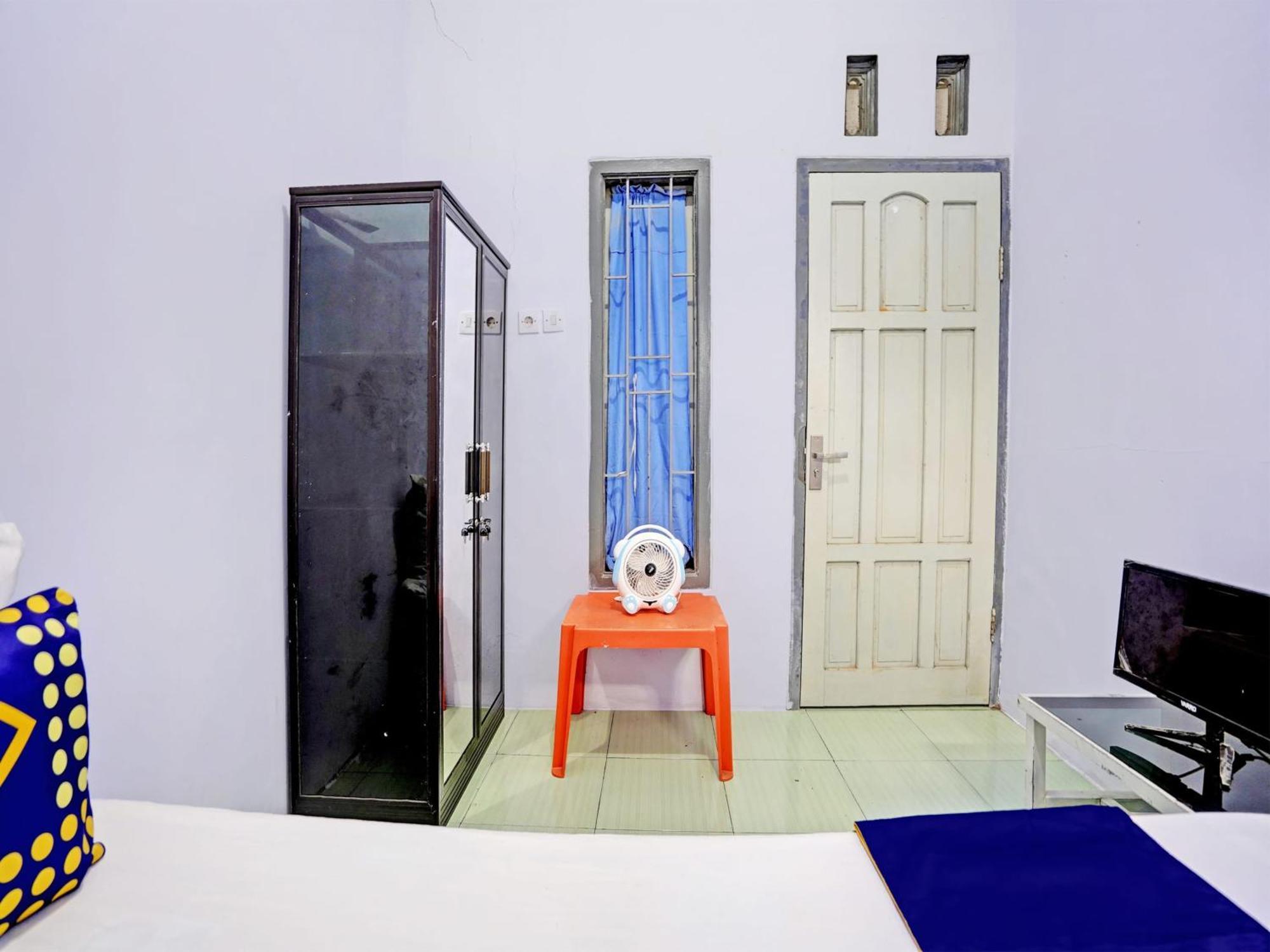 Отель Oyo Life 92937 Kost Putri Sarkara Syariah Баньюванги Экстерьер фото
