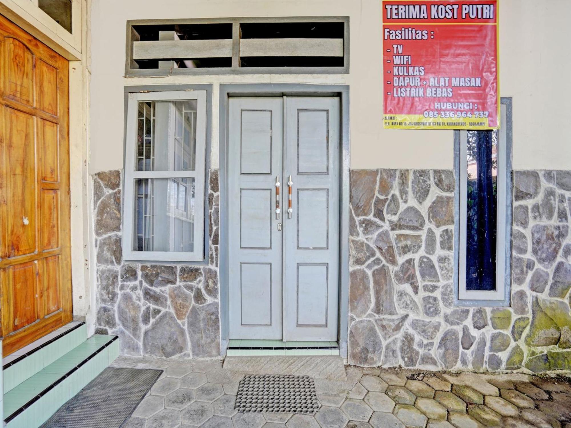Отель Oyo Life 92937 Kost Putri Sarkara Syariah Баньюванги Экстерьер фото