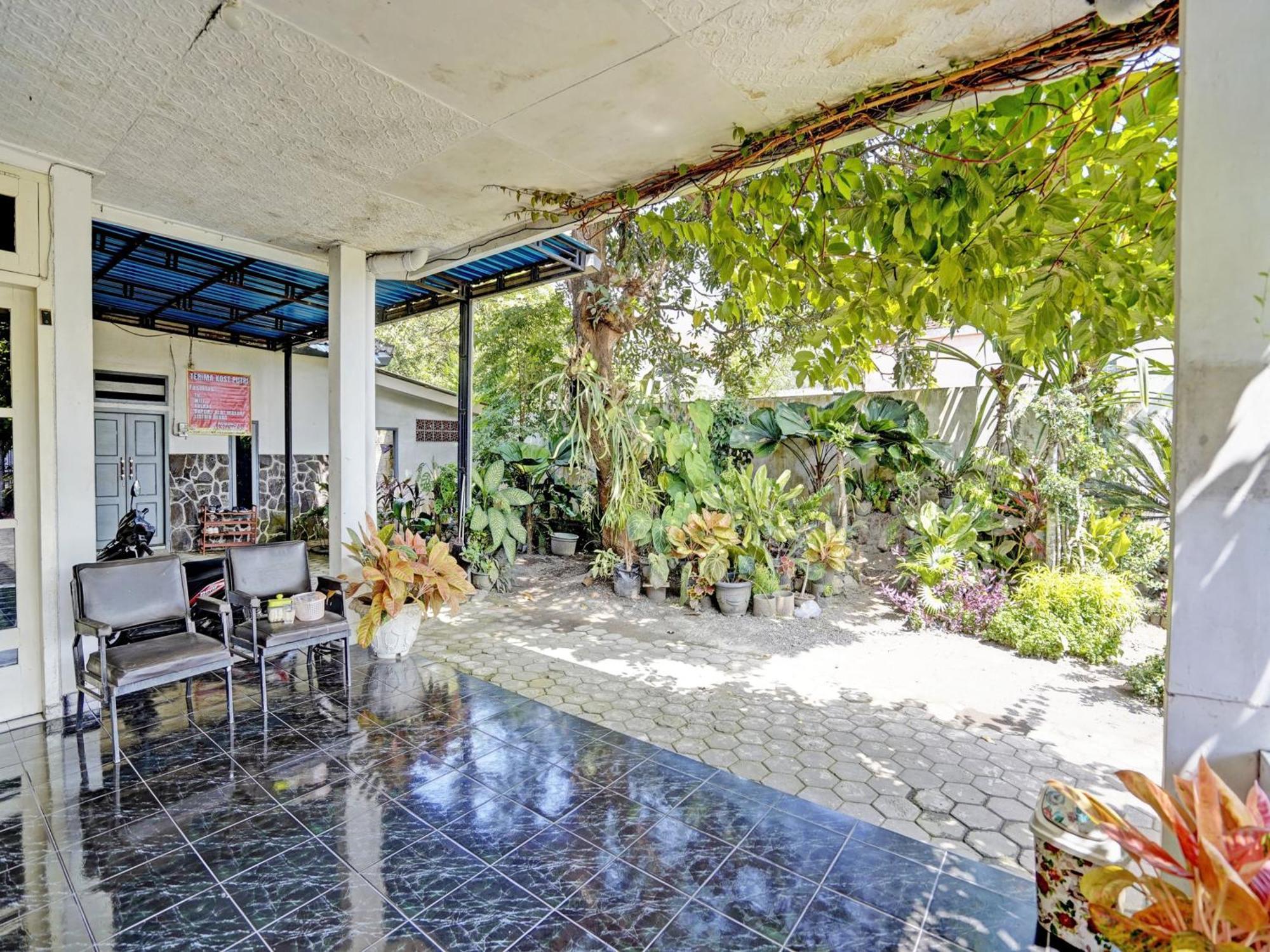 Отель Oyo Life 92937 Kost Putri Sarkara Syariah Баньюванги Экстерьер фото